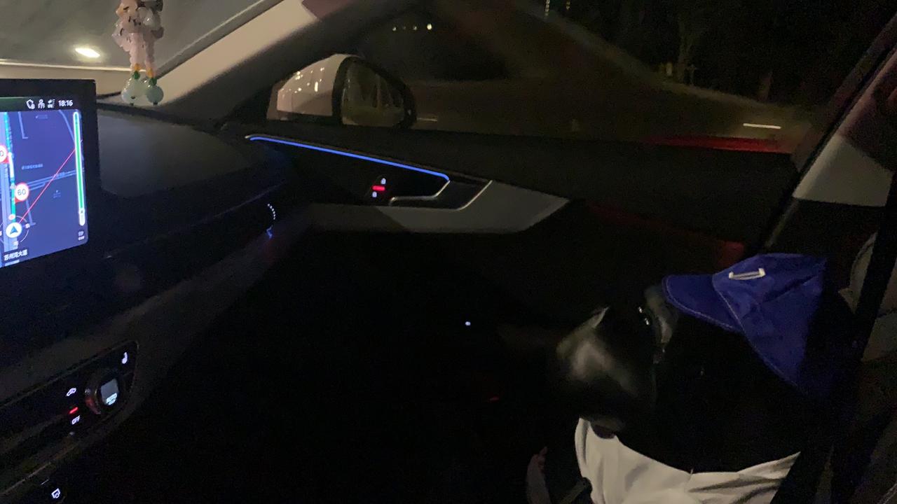 奥迪A4L 想问下大家，20款a4l 大灯流胶都是怎么处理的？