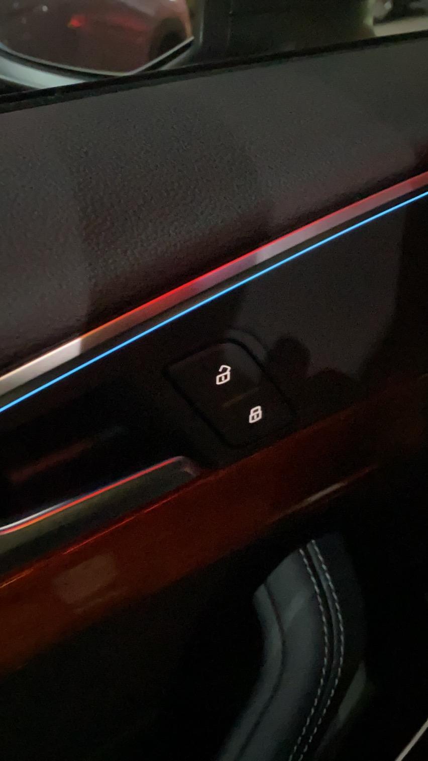 奥迪A4L 2020版 A4如何设置行驶过程中任何车门不能打开我按了这个锁键行驶途中依旧门把手可以打开车门车友们告知下，