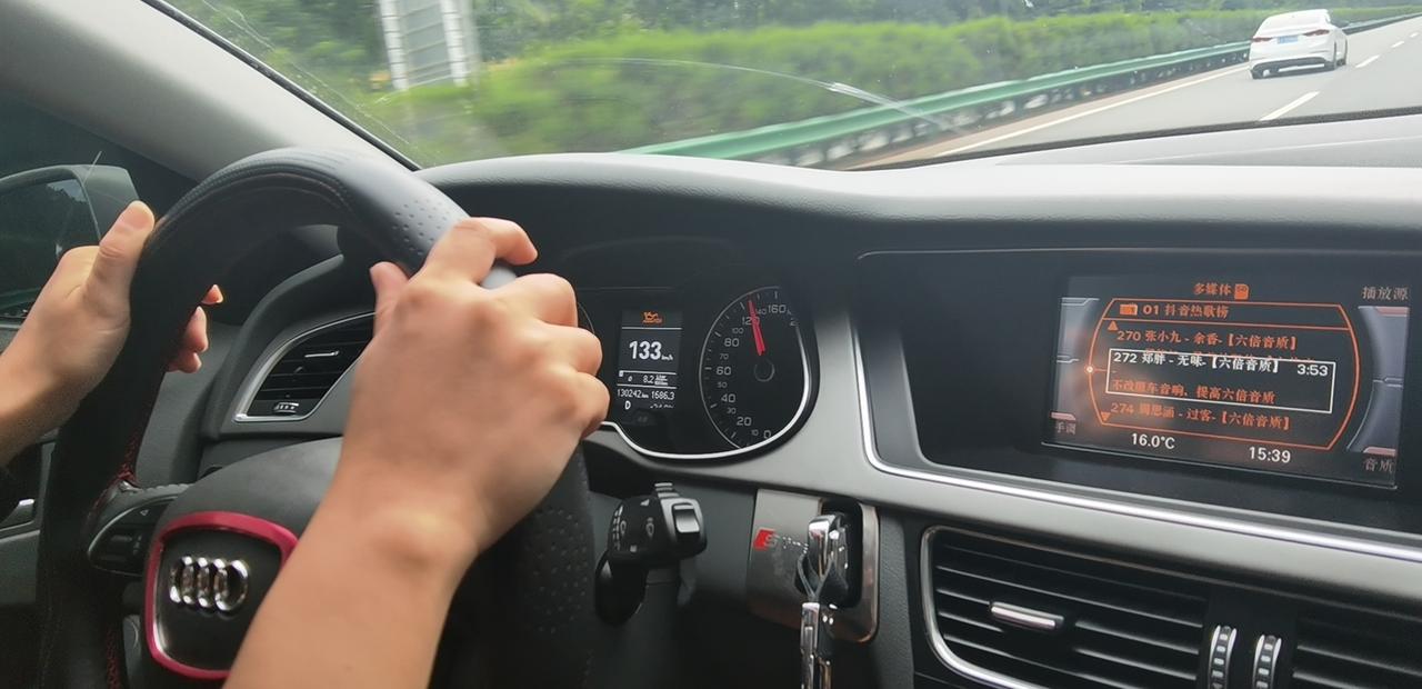 2016款奥迪A4L刚保养完车，跑了2000公里就提示需要加机油，保养使用嘉实多极护5—30W。正常吗？