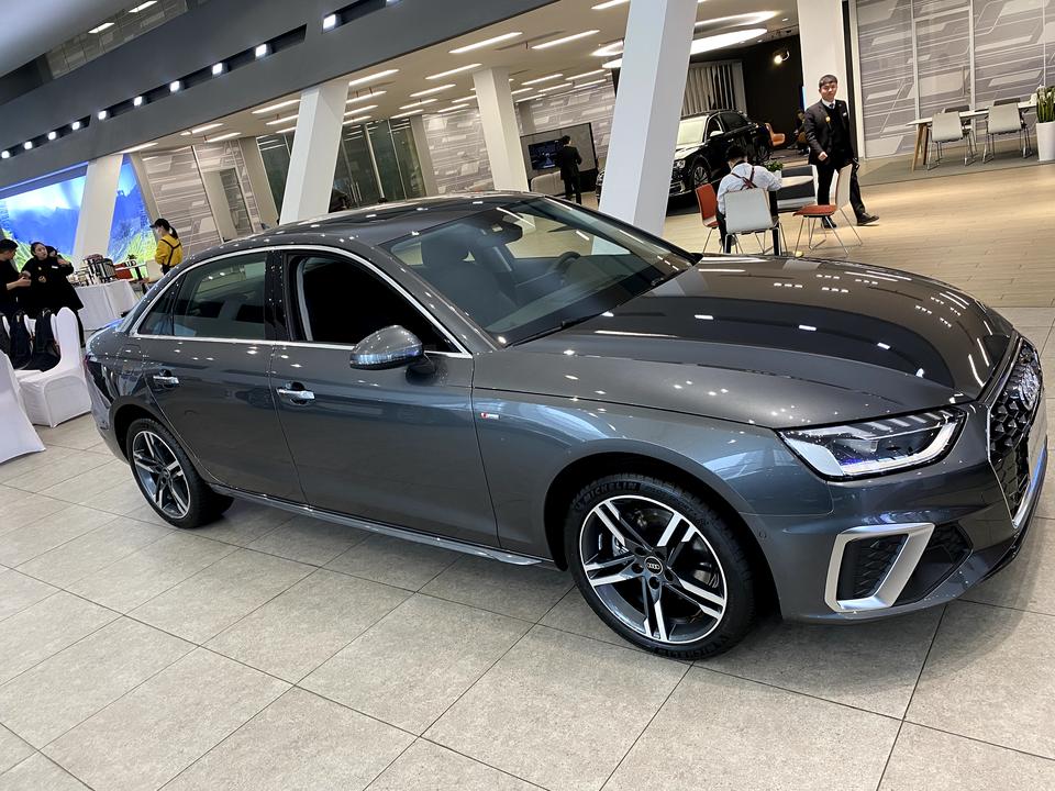 奥迪A4L 兄弟们，22款奥迪a4l时尚动感，指导价321800，今天去店里，30.1落地，送盲区监测，全车贴膜，负离子