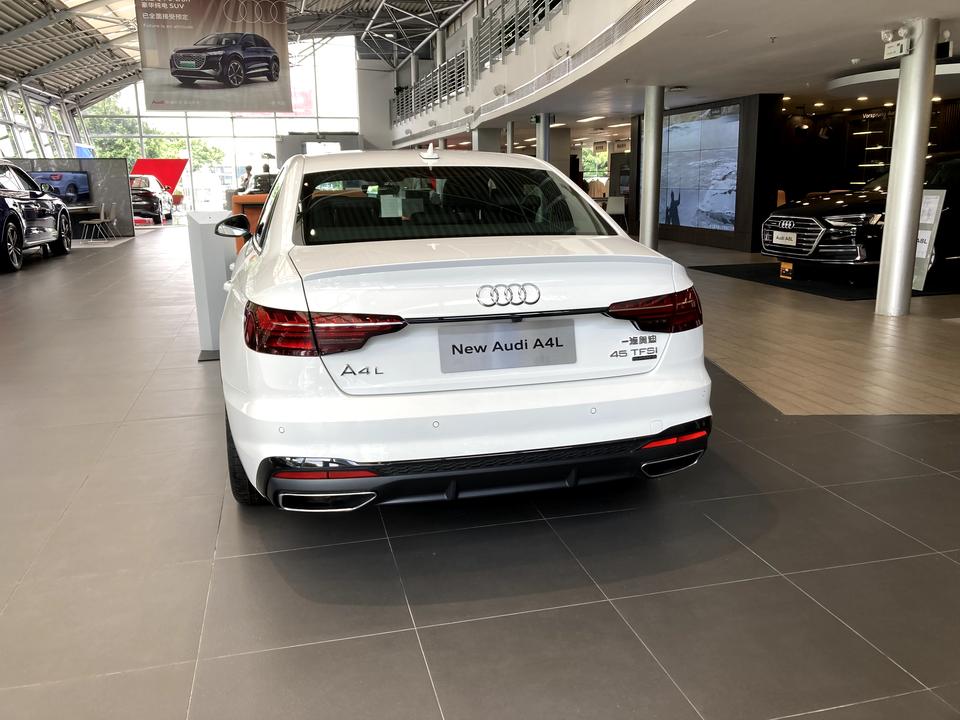 奥迪A4L A4L提车，室内超级臭，用什么办法祛除气味