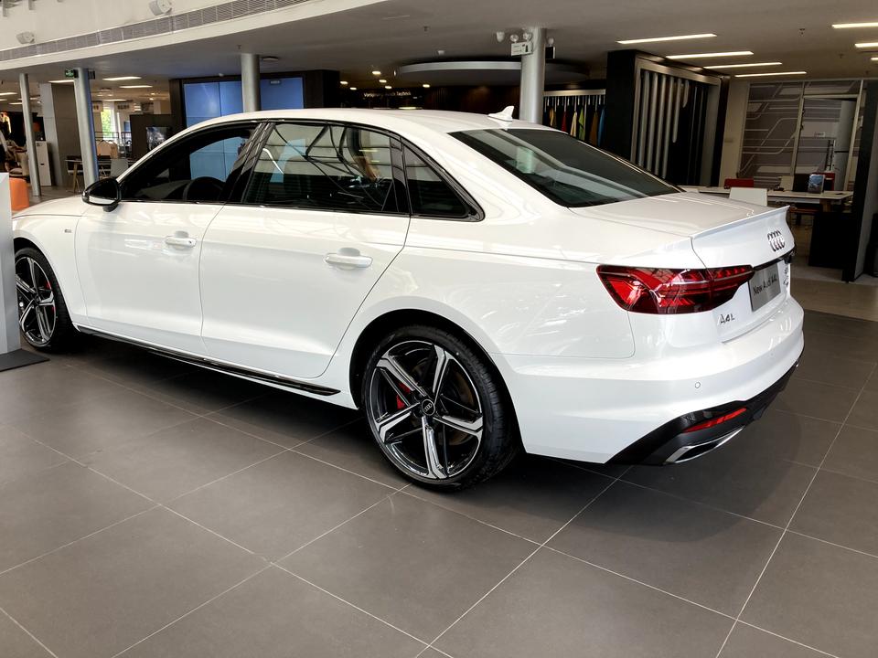 奥迪A4L A4L提车，室内超级臭，用什么办法祛除气味