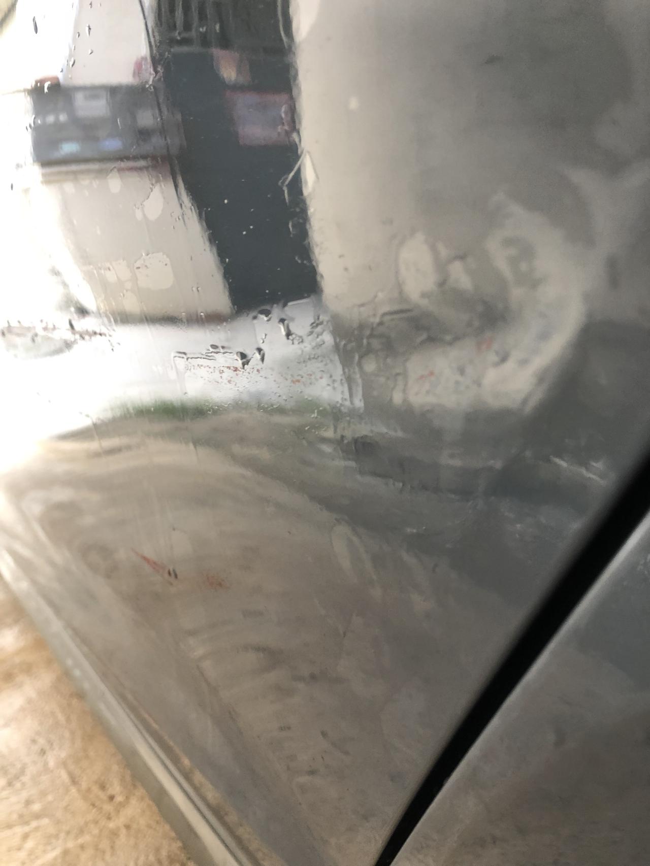奥迪A4L 唉……买了半年新车一血，女司机开车真就运气不好，我以为掉漆了，结果用手一刮漆没啥事后门跟叶子板凹了，4s说走