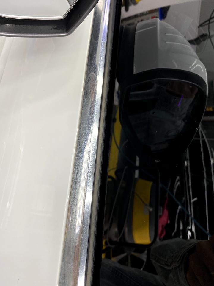 奥迪A4L 镀铬条氧化大家都有遇到过吗 洗车后发现这个镀铬条腐蚀的比较严重，网上买的镀铬条清洁剂使用后只能淡化了一点点，