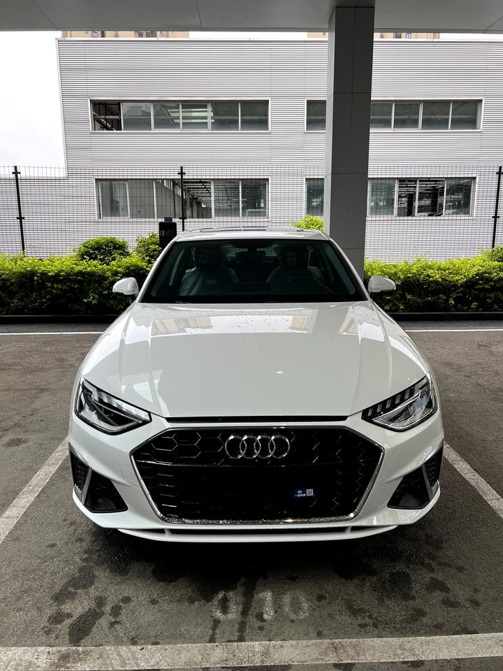 奥迪A4L 24号提车，时尚动感型，裸车26.18，落地29.2，选了360雷达和记录仪，我就是个冤大头