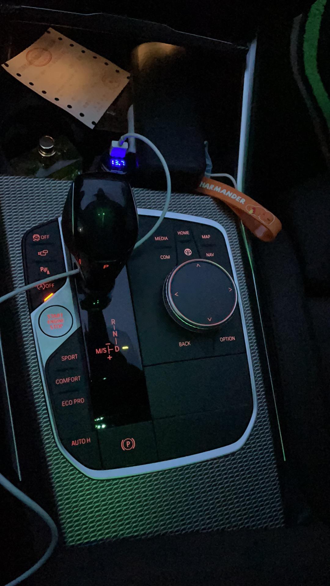 宝马3系 求助新三系的按键灯怎么调，我和朋友同时订的车，对比一下他的就更亮，图1是朋友的