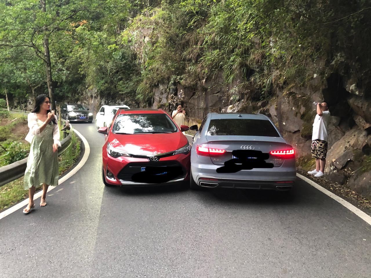 奥迪A4L 唉……买了半年新车一血，女司机开车真就运气不好，我以为掉漆了，结果用手一刮漆没啥事后门跟叶子板凹了，4s说走