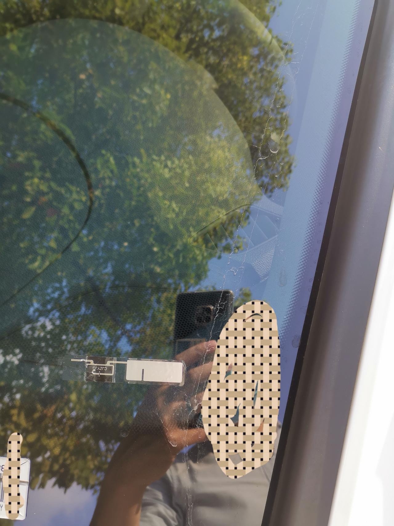 奥迪A4L 车友们，前挡风玻璃左下角的金属磁条有什么用？提车回来就有，有次在外面停还被撕了一半