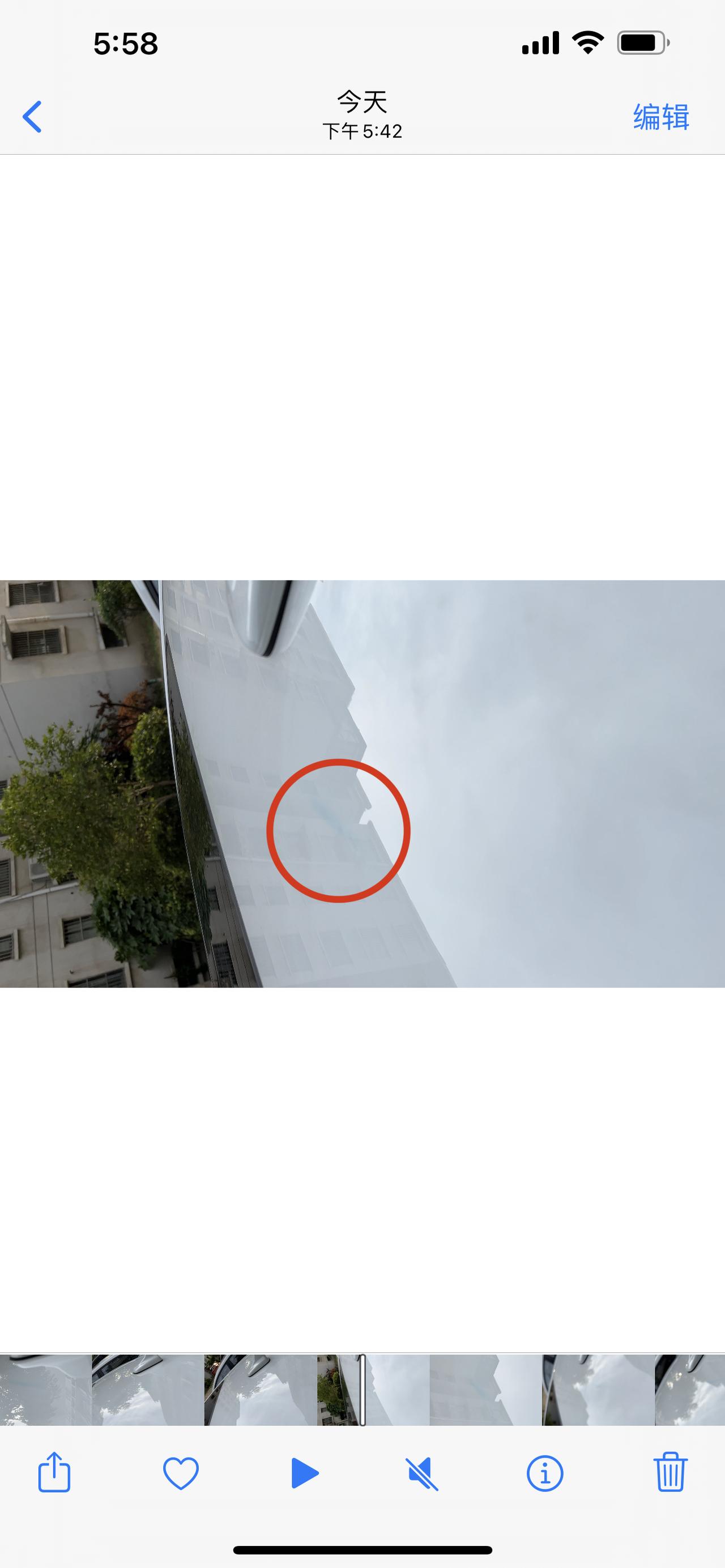 奥迪A4L 车顶有一处蓝色 死劲擦也擦不掉 麻烦老哥们看看