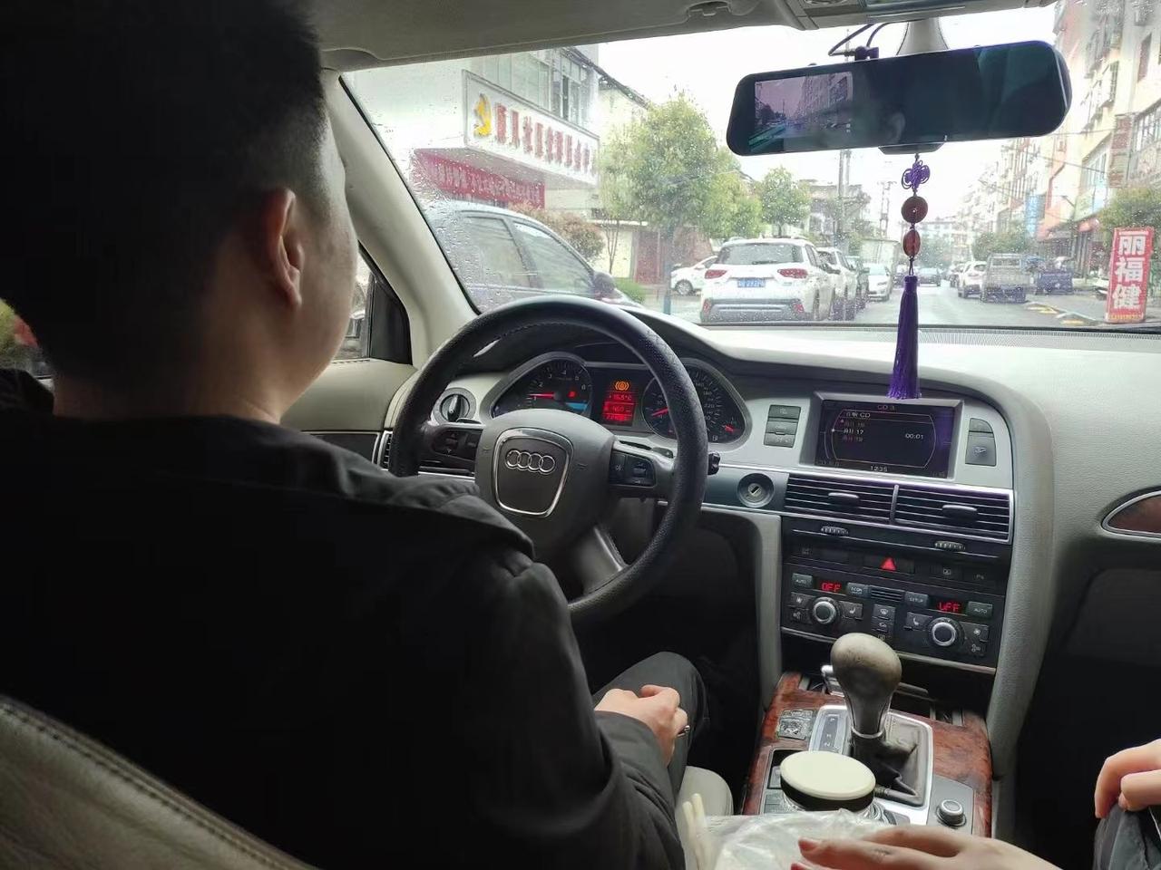 奥迪A4L 请问这个是什么型号的车，谢谢大家