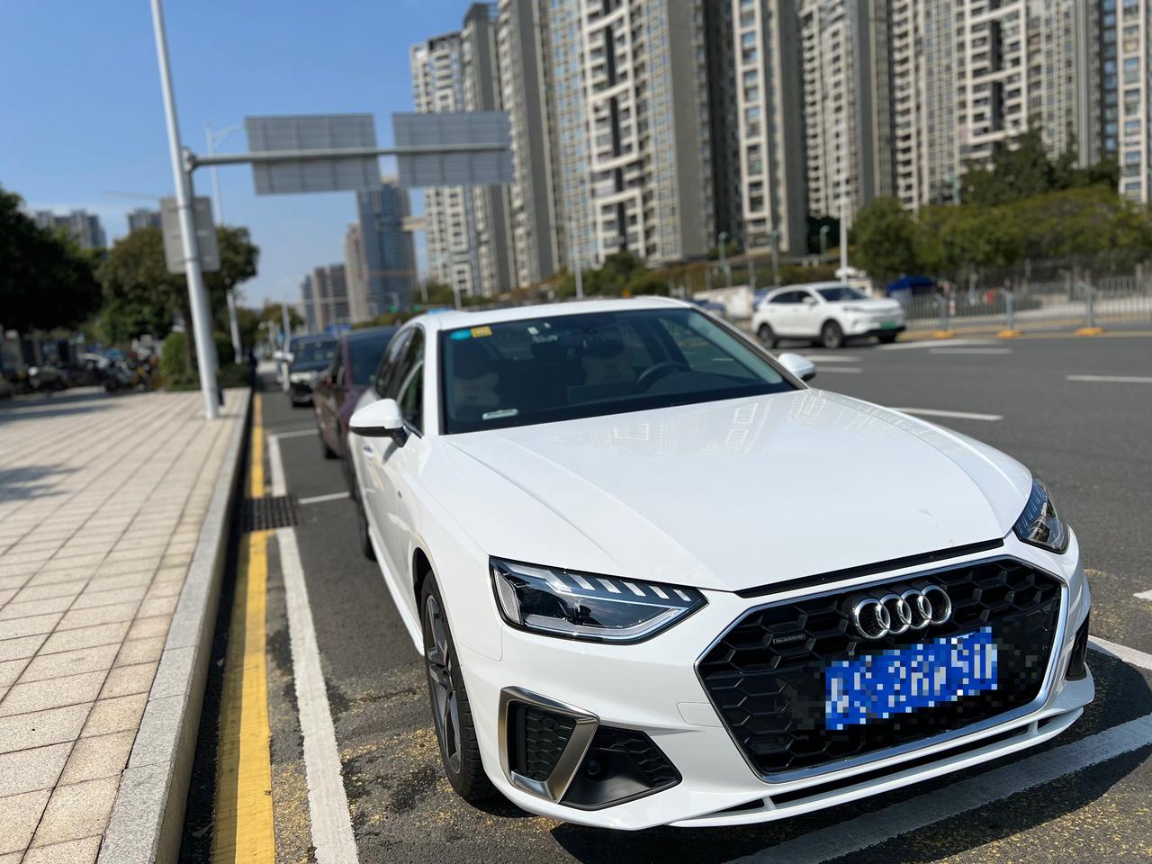 奥迪A4L 2020款40tfsi 四驱quattro 豪华版本 选装B\u0026O;音响，座椅加热，自动泊车，无钥匙
