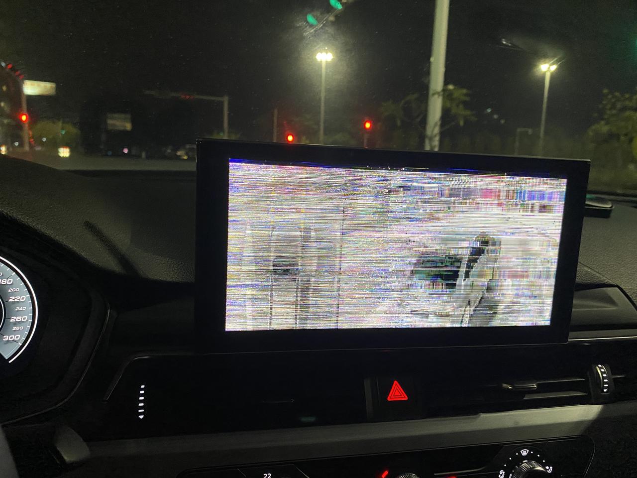 奥迪A4L 这种怎么办各位车友们，锁车重启了，还是这样