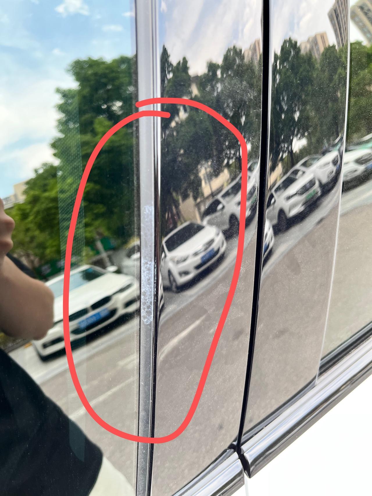 奥迪A4L 这是什么原因造成的胶条变白，新车才三个月，平时都停地下室，要怎么修复啊