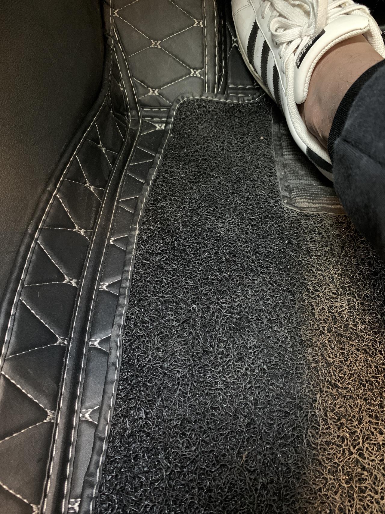 奥迪A4L 各位A4L18款的奥迪车主们，你们车的脚垫那有没有不平的