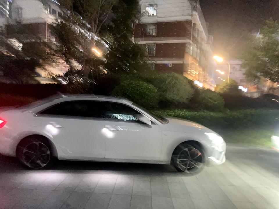 奥迪A4L 这两天温度极好高 车内温度也是 那个显示屏异常 老是连接不上CarPlay 而且伴随温度变高 出现中途断开现