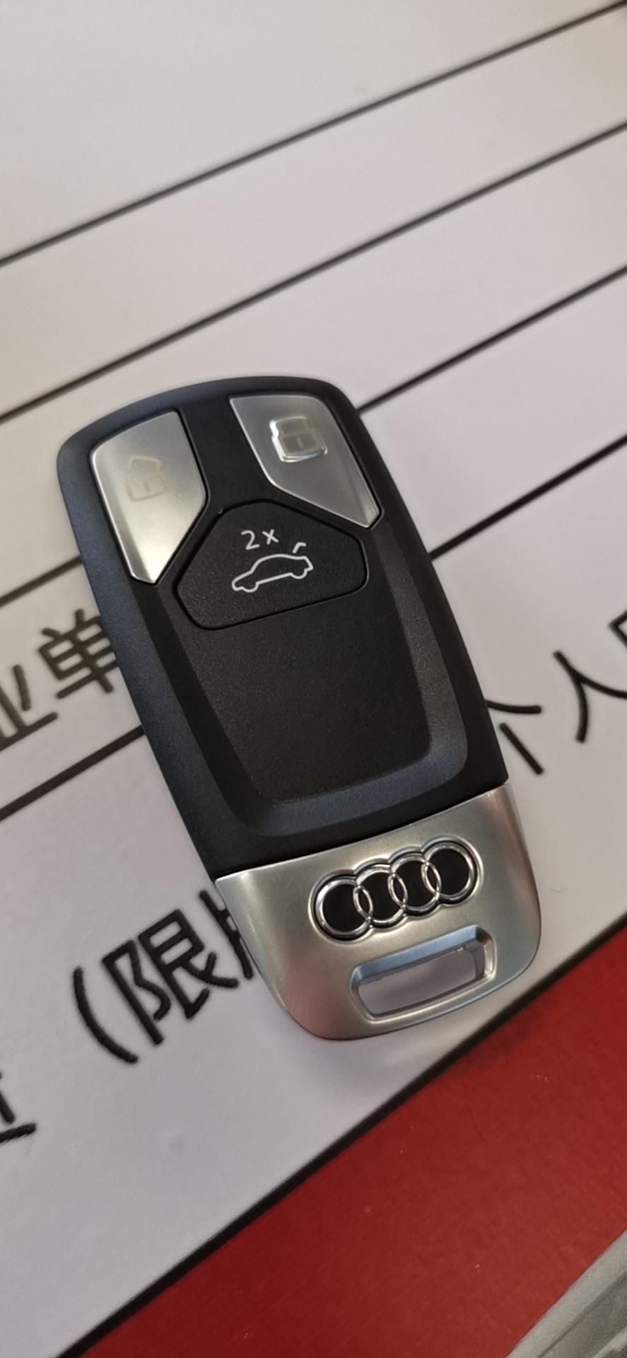 奥迪A4L 请问下圈里有没有专业人士， 就是红绿灯停车挂AUTOHOLD的时候，车停下来了不用踩刹车 但是档位在D挡，这