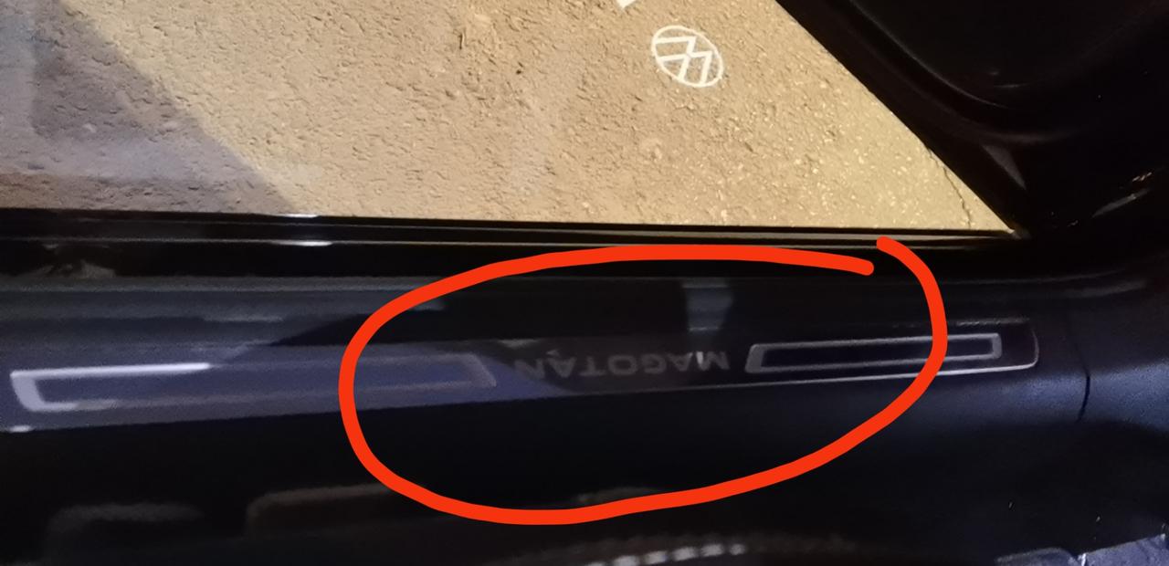昨天买的车，这个迈腾的logo咋不亮啊，亲们可以帮助我一下吗？