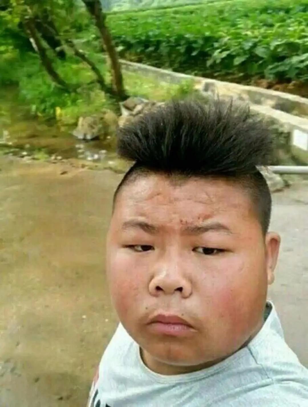 哈弗H6 兄弟们，我请教一下大家，我刚出来工作三年，年纪轻轻就达到了月薪一千五。请问抽啥烟有排面？一下是我自拍照，处不处
