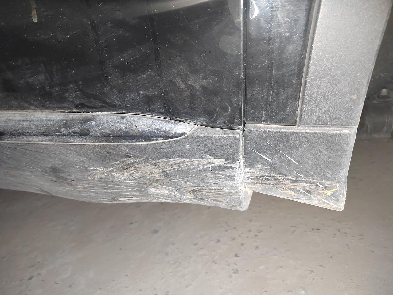 哈弗H6 副驾车门下班那个塑料板过弯的时候被挤到了 朋友开的车 很心疼 换个这东西大概多少米 车门还有点往外弯了