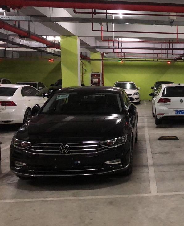 有没有新迈腾  换轮毂一套的车友   原厂17寸的215实属有点蹩脚    有换过的车友给个路子   我想换235 45