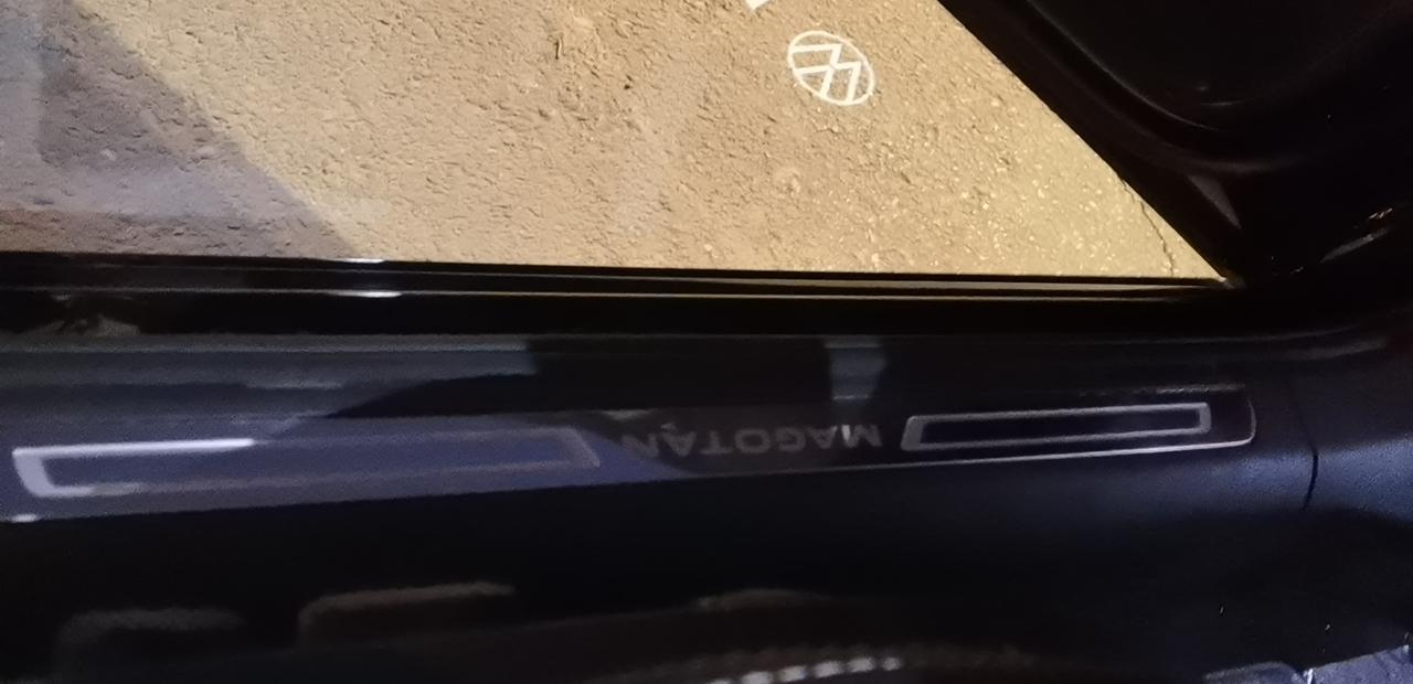 昨天买的车，这个迈腾的logo咋不亮啊，亲们可以帮助我一下吗？