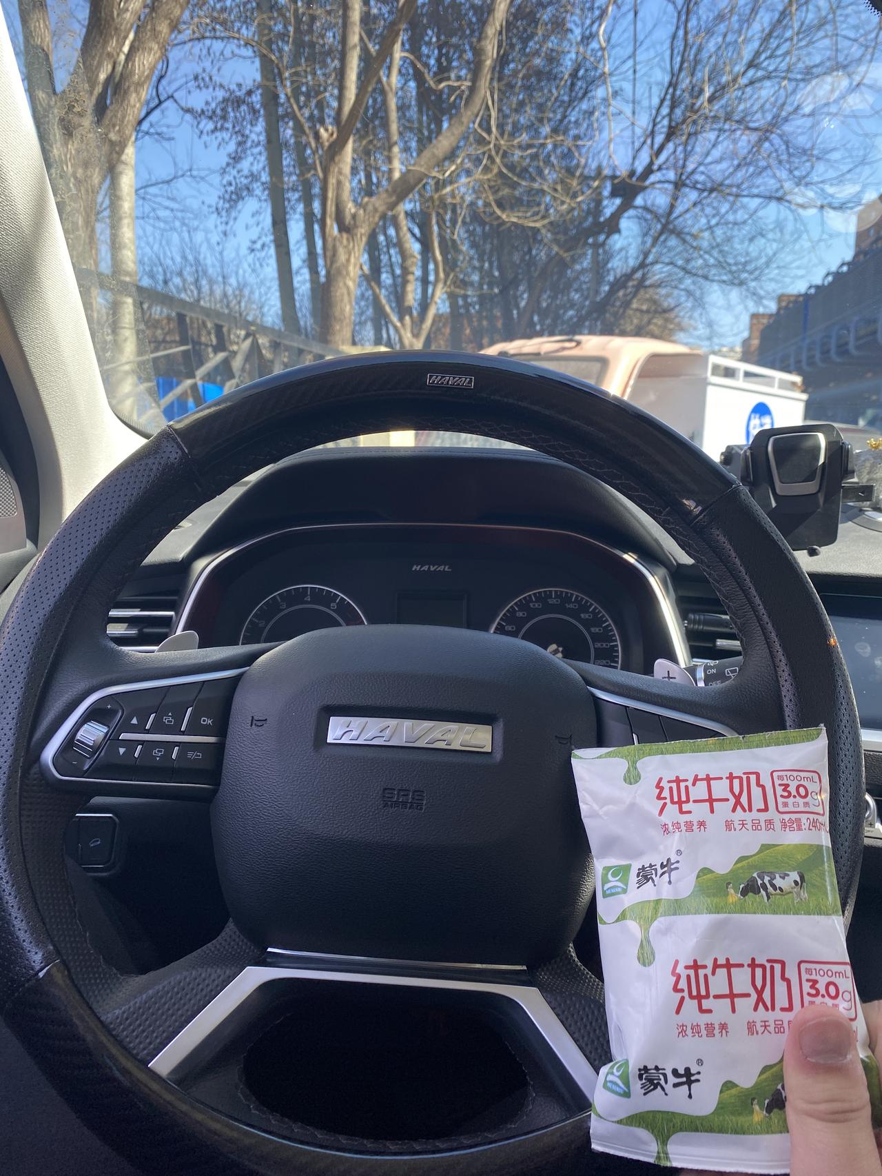 哈弗H6 左后车窗关着走一点点一点点烂路就有异响。开一点点窗户异响消失。    方向盘走烂路震动幅度稍微大一点就发出铁珠