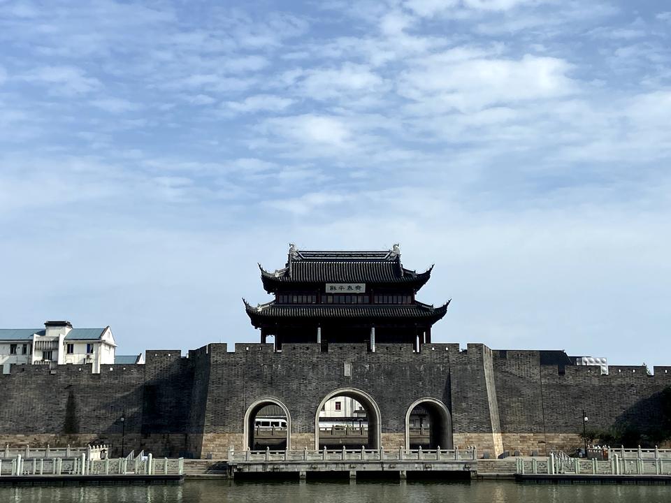 凯迪拉克CT5 1、年底提ct5，我的户口不在本地，老婆在本地。   但是老婆没有驾照，只有我有。  上牌需要上到老婆名