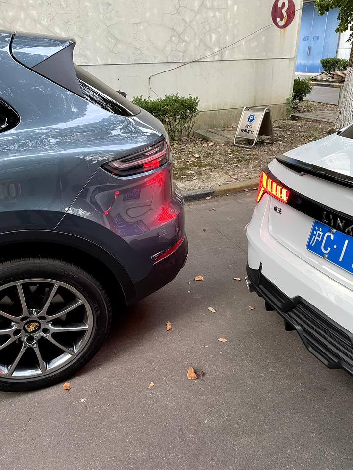 领克03 老哥们，好兄弟们咨询个事，昨天下班园区倒车走神了把一辆卡宴屁股左侧保险杠蹭了，但是他没留电话联系不上他，我就在