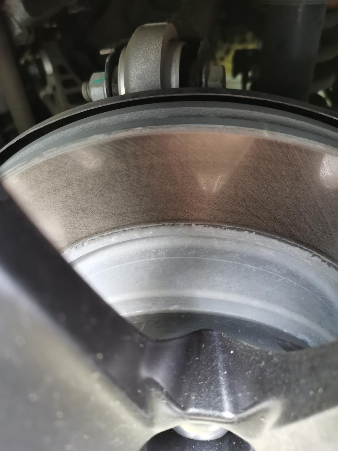 凯迪拉克CT5 CT5，一倒车就有刺啦刺啦的摩擦异响，第一张是左后轮，第二张是右后轮，明显右后轮有一圈摩擦痕迹，大神有知