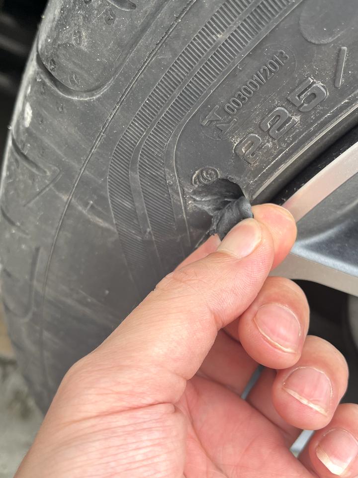 领克03 侧壁轮胎被路边台阶划了一下子，你们修复轮胎胶水都用什么牌子胶水搞的