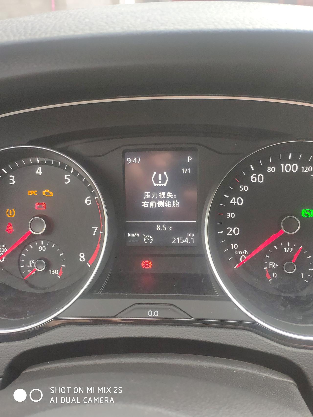 大家好，迈腾的车友们，前天右前轮胎被钉子咋进去了，到修理店 拔了出来，修了一下，20块。然后今天一直这样显示，右前轮压力