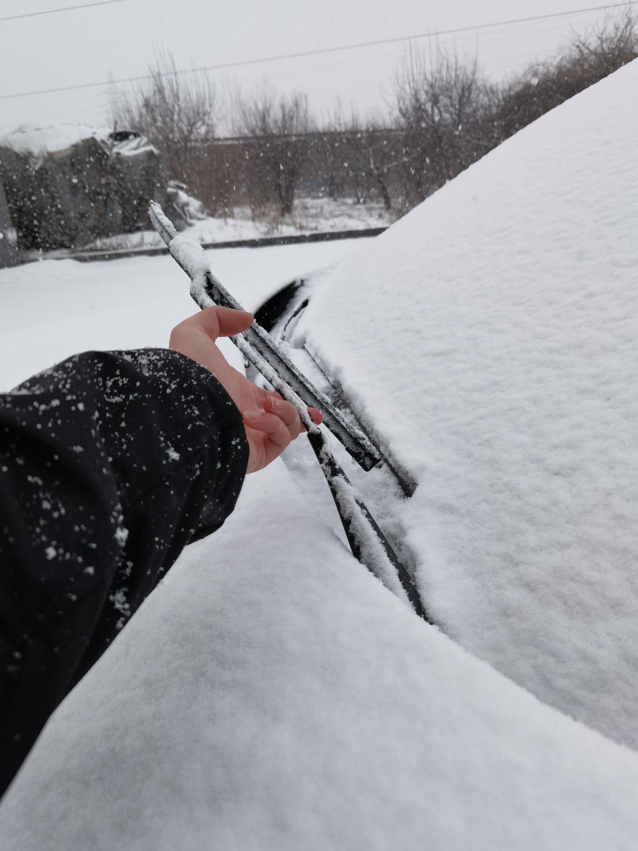 哈弗H6 才发现这个雨刮器是不是立不起来？这卡住了。