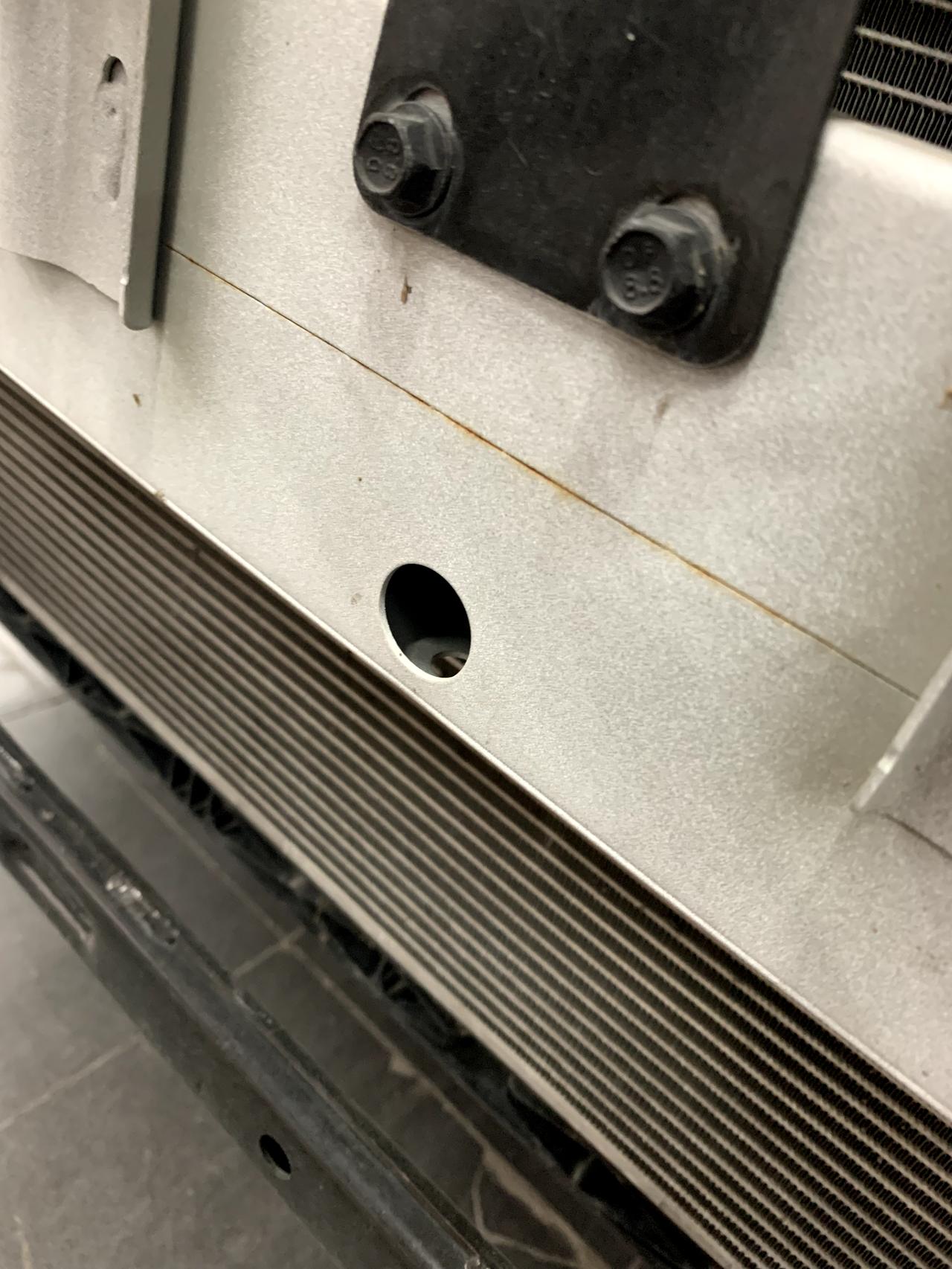 哈弗H6 小白日常一问 ：  防撞梁生锈正常吗？