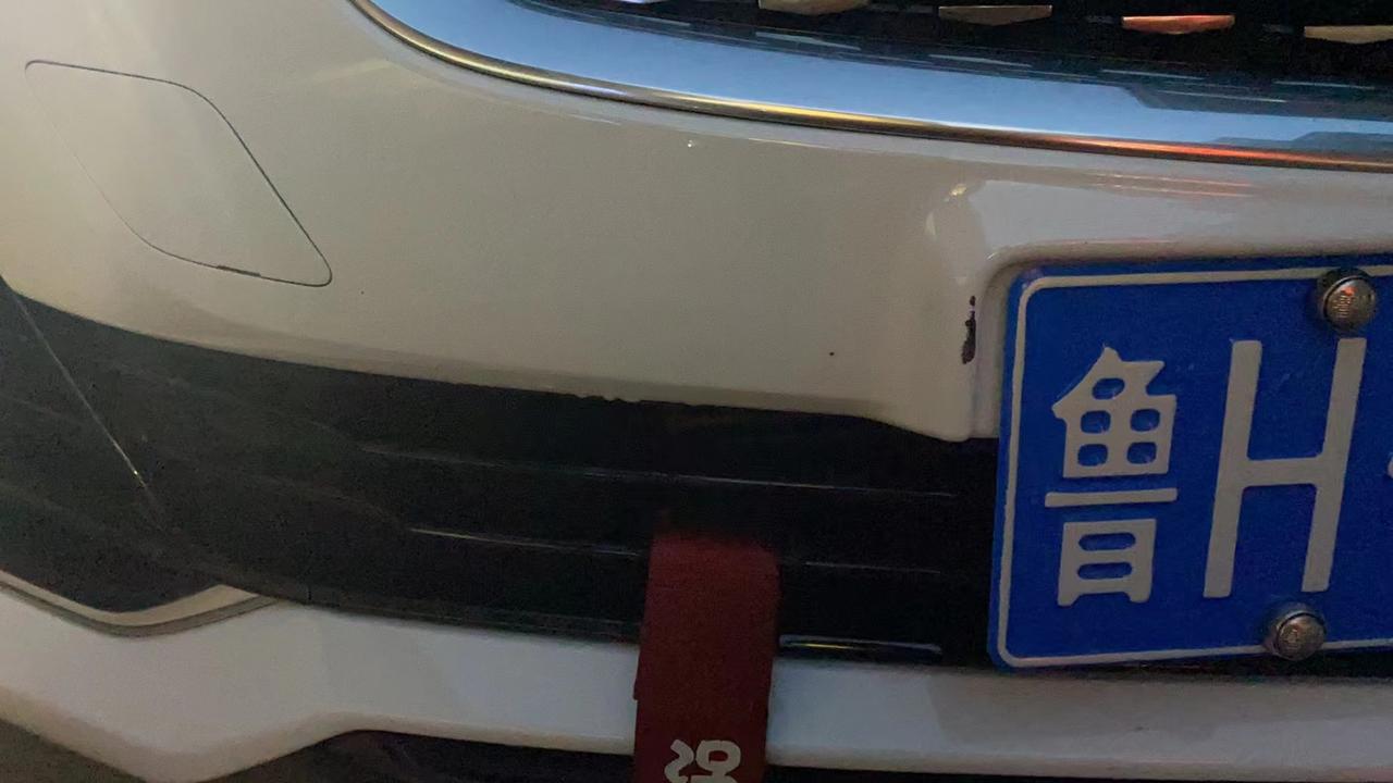 凯迪拉克CT5 这种车牌照旁边剐蹭的露底漆了，请问需要补漆吗？新车喜提一血
