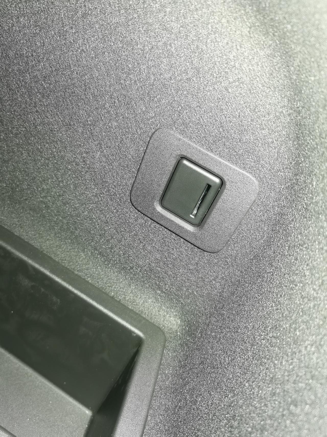凯迪拉克CT5 刚提的CT5顶配，发现内置的行车记录仪不能用，提示没有存储卡，卧槽勒还要自己买卡，买什么样的卡，买多大内