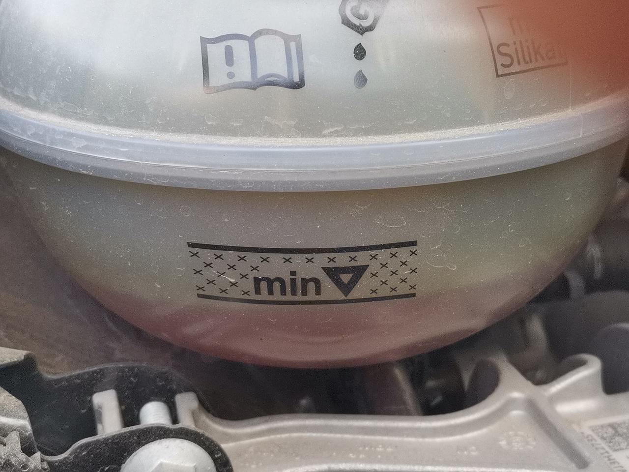 大众迈腾 一年两个月的车  请问防冻液少了  直接加防冻液就行吗  听4s店的说可以先加点纯净水