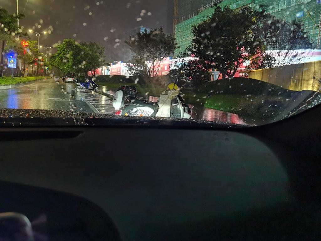 凯迪拉克CT5 CT5雨刮器不能一下刮到位，各位车友有出现这个问题吗？