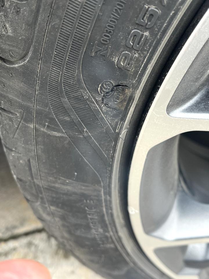 领克03 侧壁轮胎被路边台阶划了一下子，你们修复轮胎胶水都用什么牌子胶水搞的