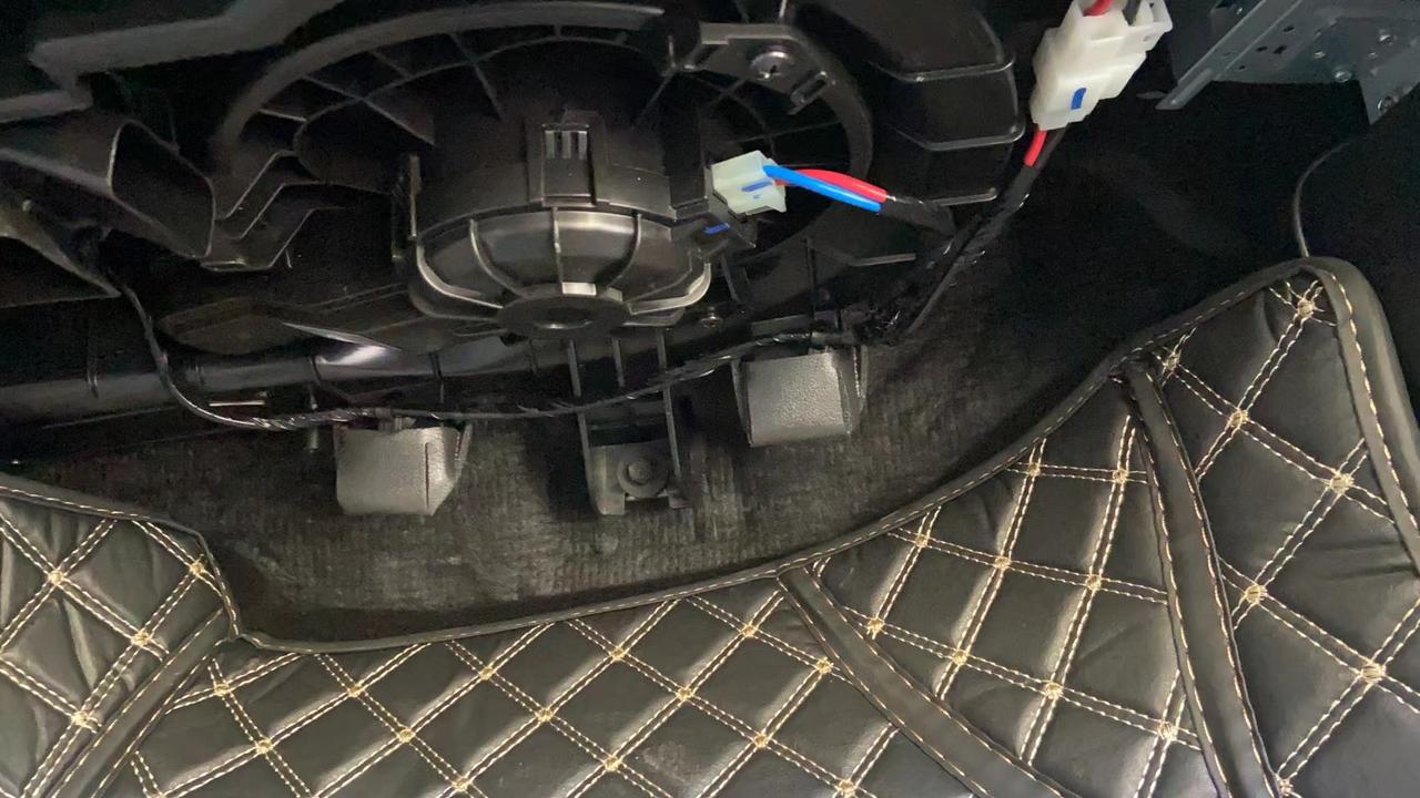 哈弗H6 副驾下面这样的正常吗？销售说是正常的，这块是空调？怎么没有包裹上？