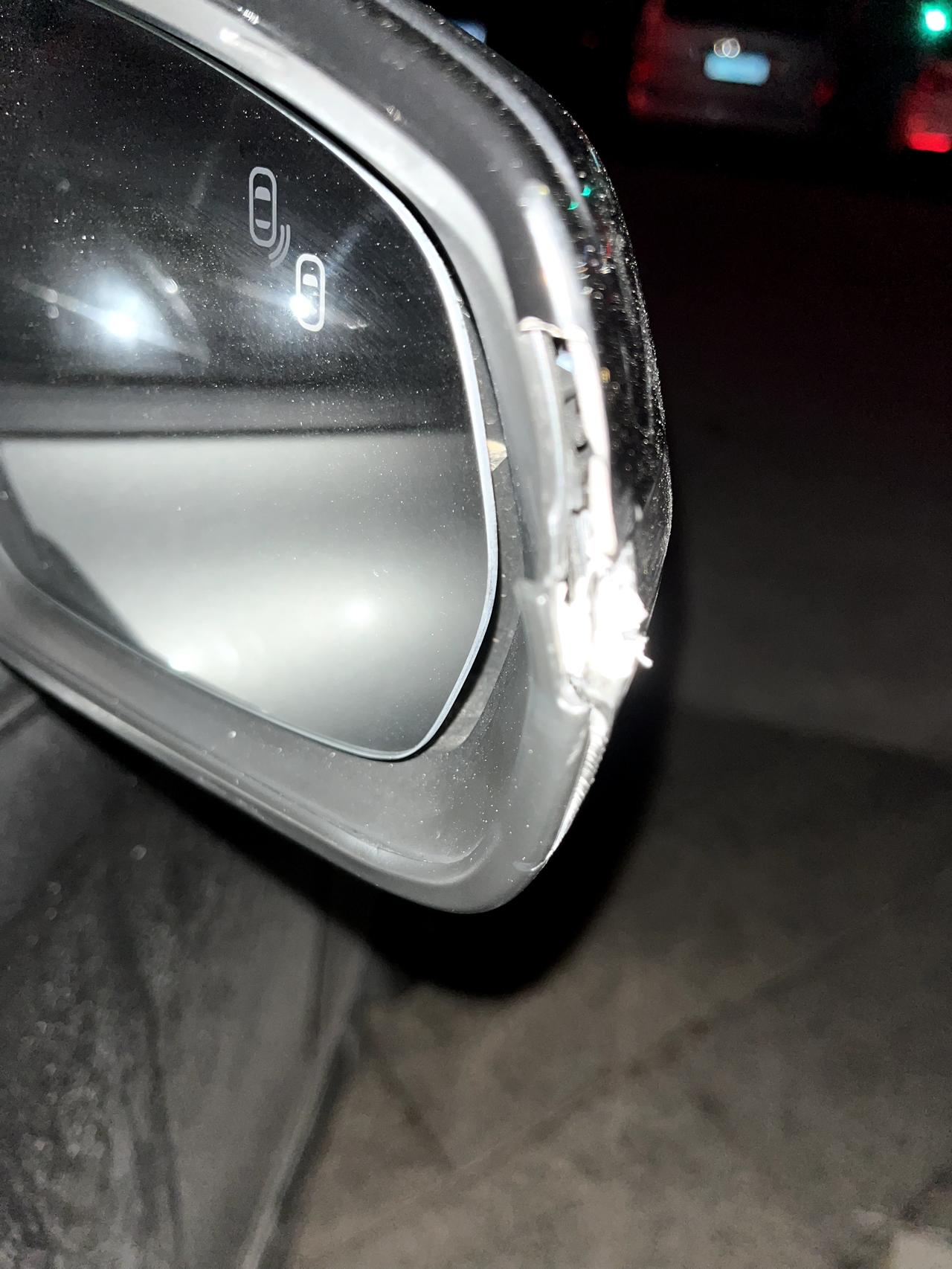 领克03 大佬们，小白想问下后视镜不小心蹭坏了，如下图。我是需要换整个后视镜总成，还是换外壳（灯条肯定要换）就可以了，试