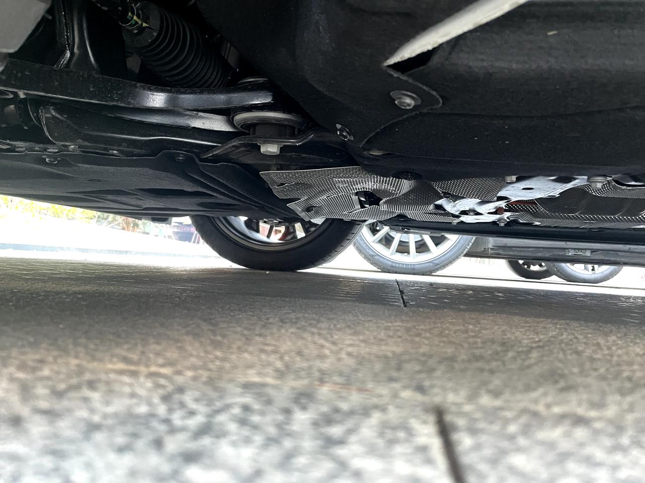 福特福克斯 老哥们 今天停车，不小心直接从马路牙子上干下去了，看了下隔热板翘起来了，SSSS能帮忙修复么