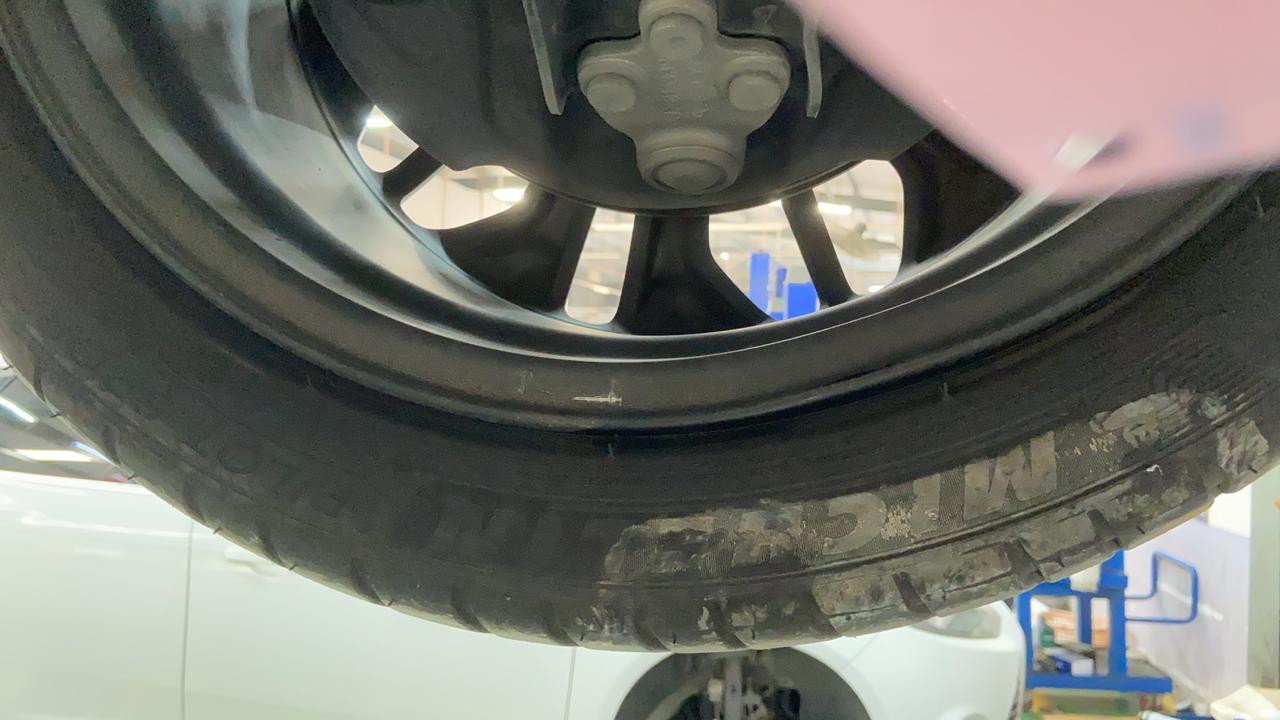 福特福克斯 我想问下车轮骨撞成这样有必要换么
