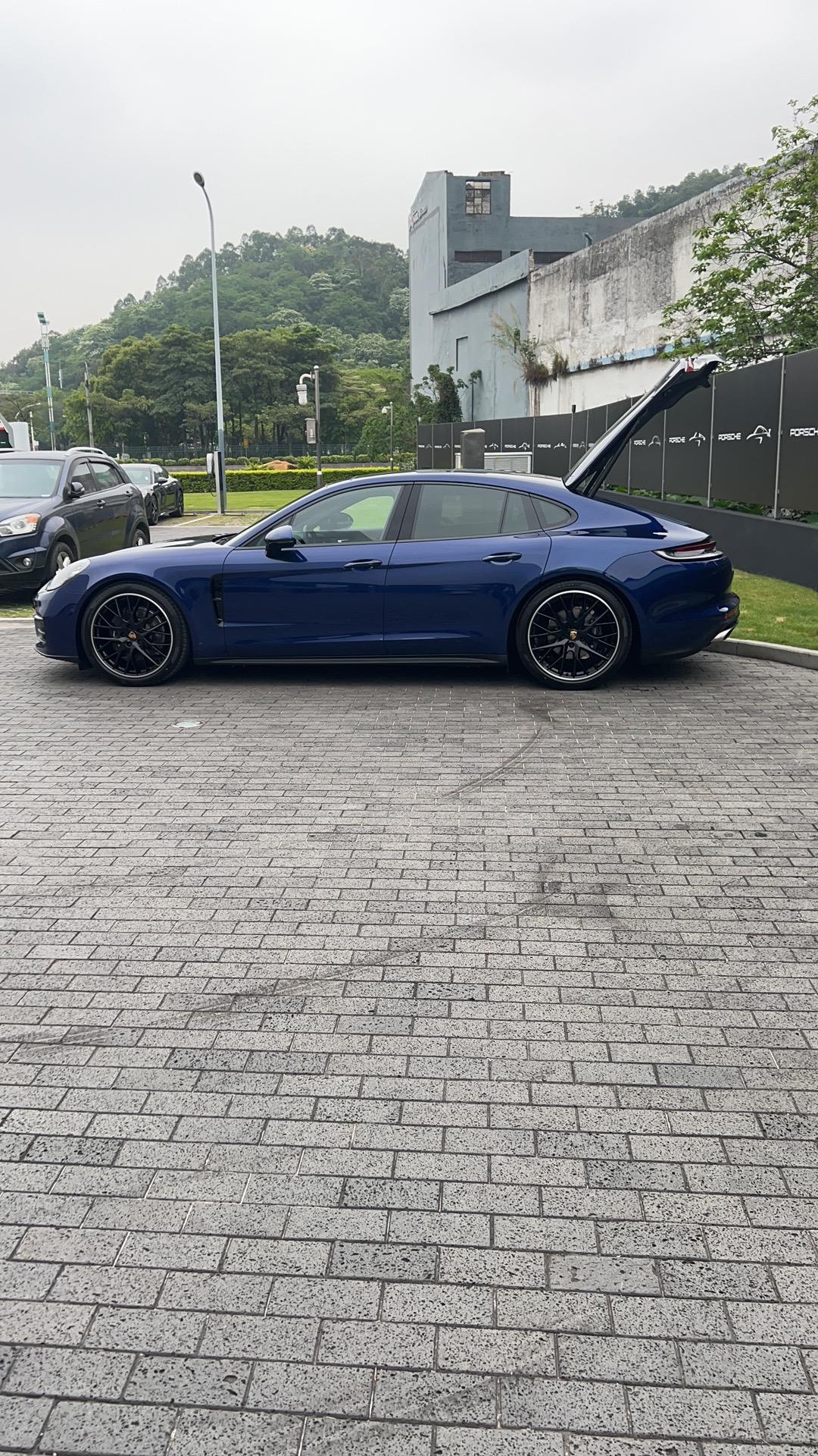 保时捷Panamera 新车不到3000公里 d档等红绿灯有时有抖动正常吗？然后求解主驾驶的右腿边上发热是正常的吗