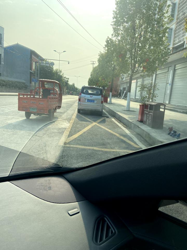 凯迪拉克CT6 请问下广大浴友，这个地面标示是啥意思？禁止停车？禁止停车弄个禁停标志不就好了？或者不画，这不多此一举吗？