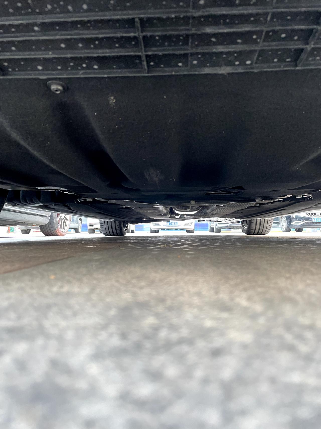 福特福克斯 老哥们 今天停车，不小心直接从马路牙子上干下去了，看了下隔热板翘起来了，SSSS能帮忙修复么