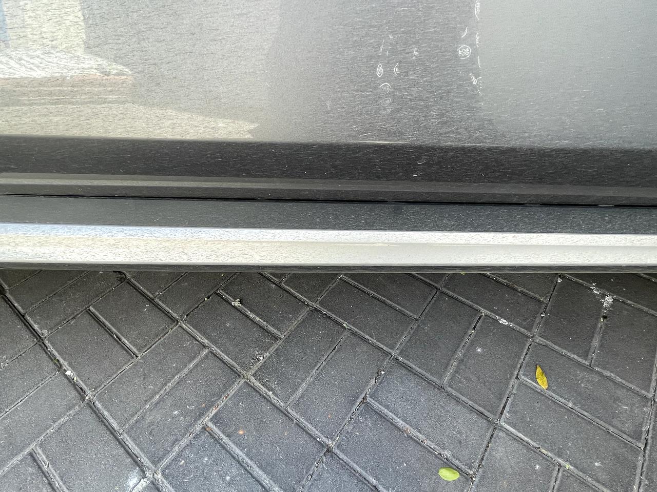 比亚迪宋PLUS EV 车门下面缝隙很大 里面的粘胶外露