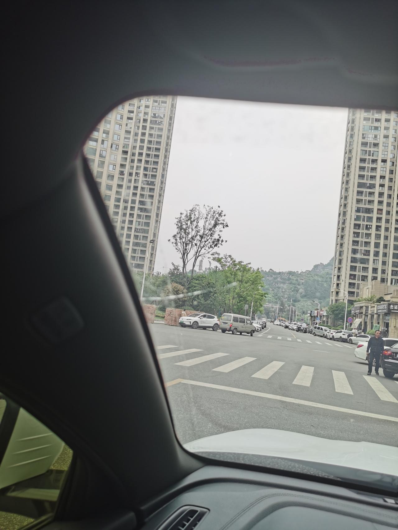 比亚迪宋PLUS EV 我的宋PLUSEV高配版的，前几天挡风玻璃被石子蹦裂了，想换一个新玻璃，不知道换那个品牌靠谱，多