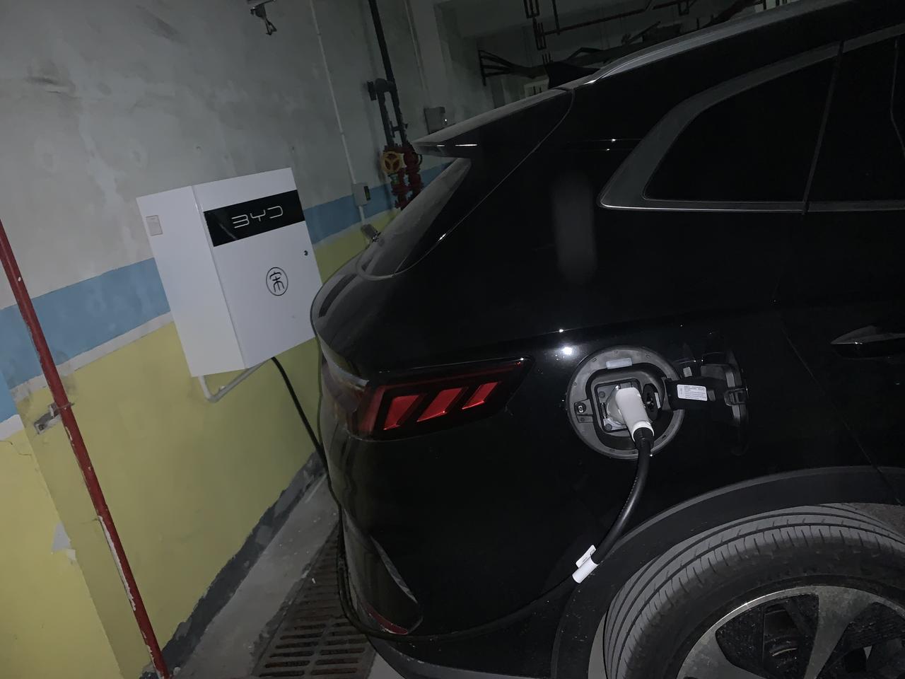 比亚迪宋PLUS EV 有没有装脚踏板的车友，我越来越觉得装上脚踏板，车子整体更加厚实，稳重！装了的车友请上图