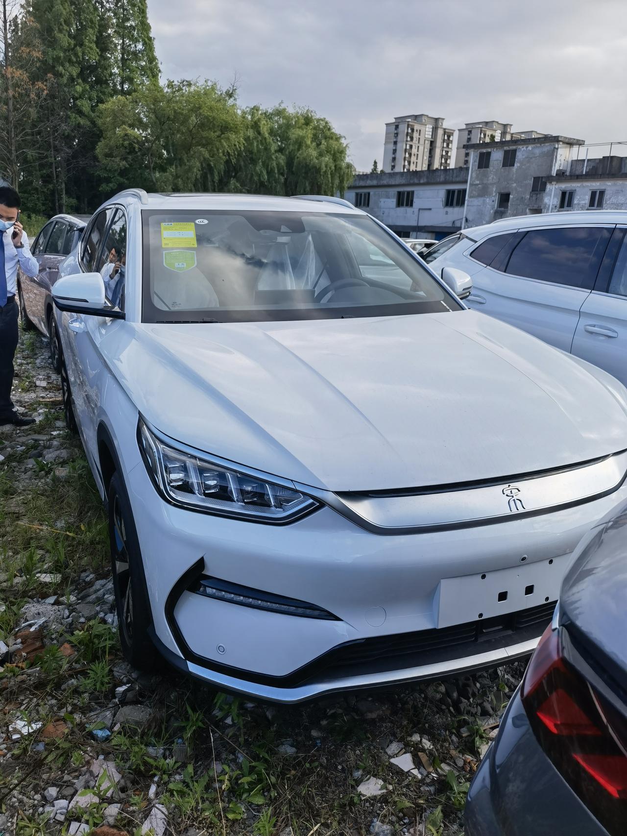 比亚迪宋PLUS EV 今天验车 ，发现副驾驶门关的时候，后备箱处这里有闷声，像放p一样的，后备箱打开也有，联系了比亚迪