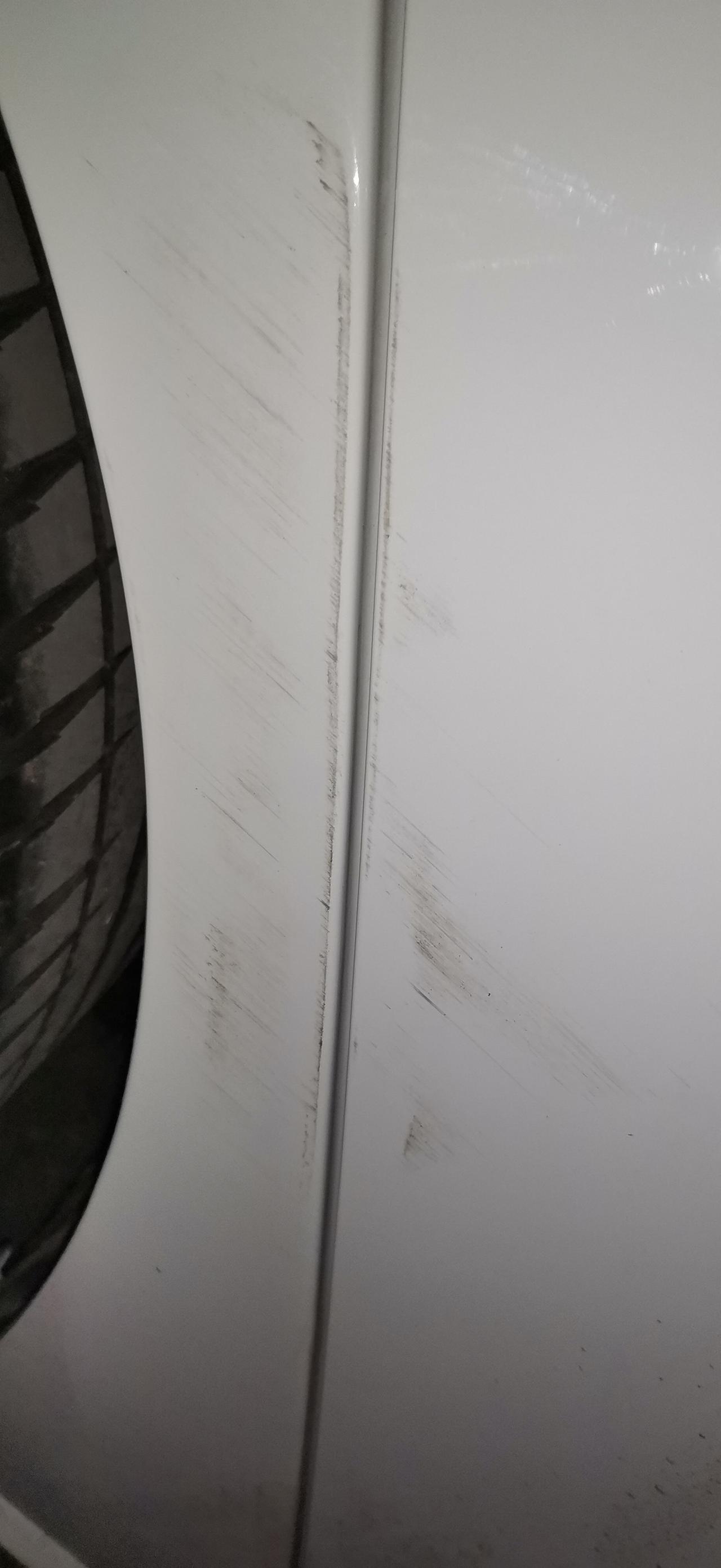 福特福克斯 不小心蹭栏杆上了，请问这个补一下贵吗？